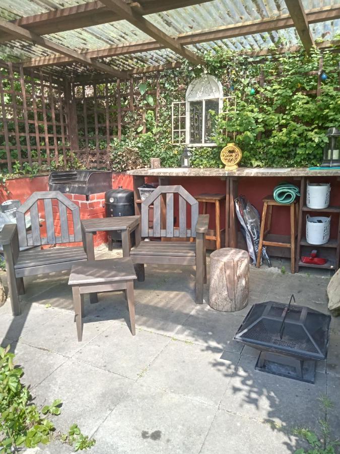 'Morris' The Shepherd'S Hut With Woodland Hot Tub Carmarthen Exterior photo